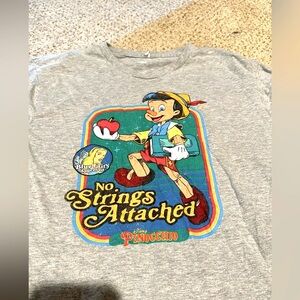 Disney Pinocchio “No strings Attached” graphic short sleeve size Medium